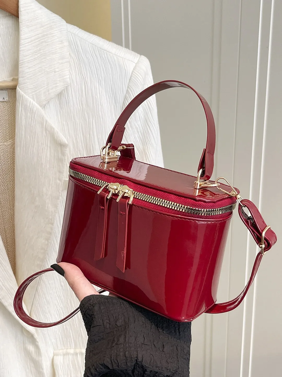 

Модная глянцевая сумка-кроссбоди из лакированной кожи 2026, женская винтажная однотонная маленькая квадратная сумка, простая универсальная сумка на одно плечо