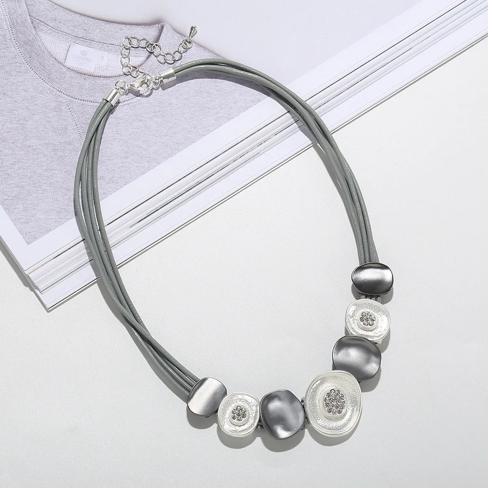 قلادة قصيرة أزياء أوروبية وأمريكية شعبية شعبية متعددة حبلا حبل جلدي قصير URL المرأة المعدنية الأجنبية tr