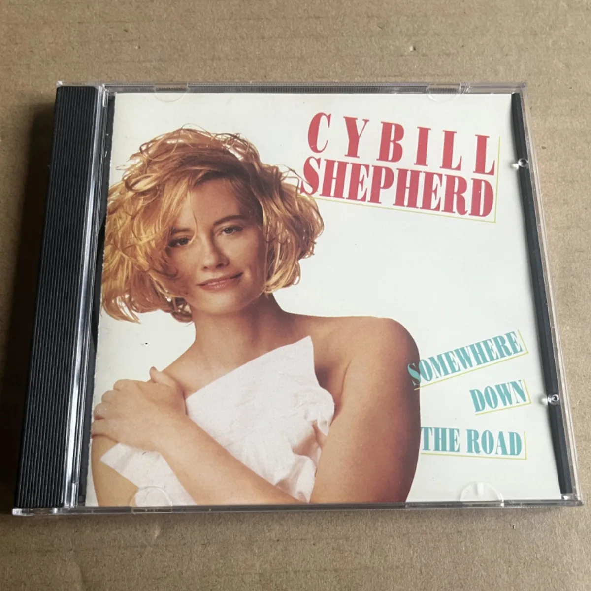 

CD-альбом Cybill Shepherd «Somewhere Down The Road» (версия для США) — джазовый женский вокальный музыкальный диск для любителей джаза