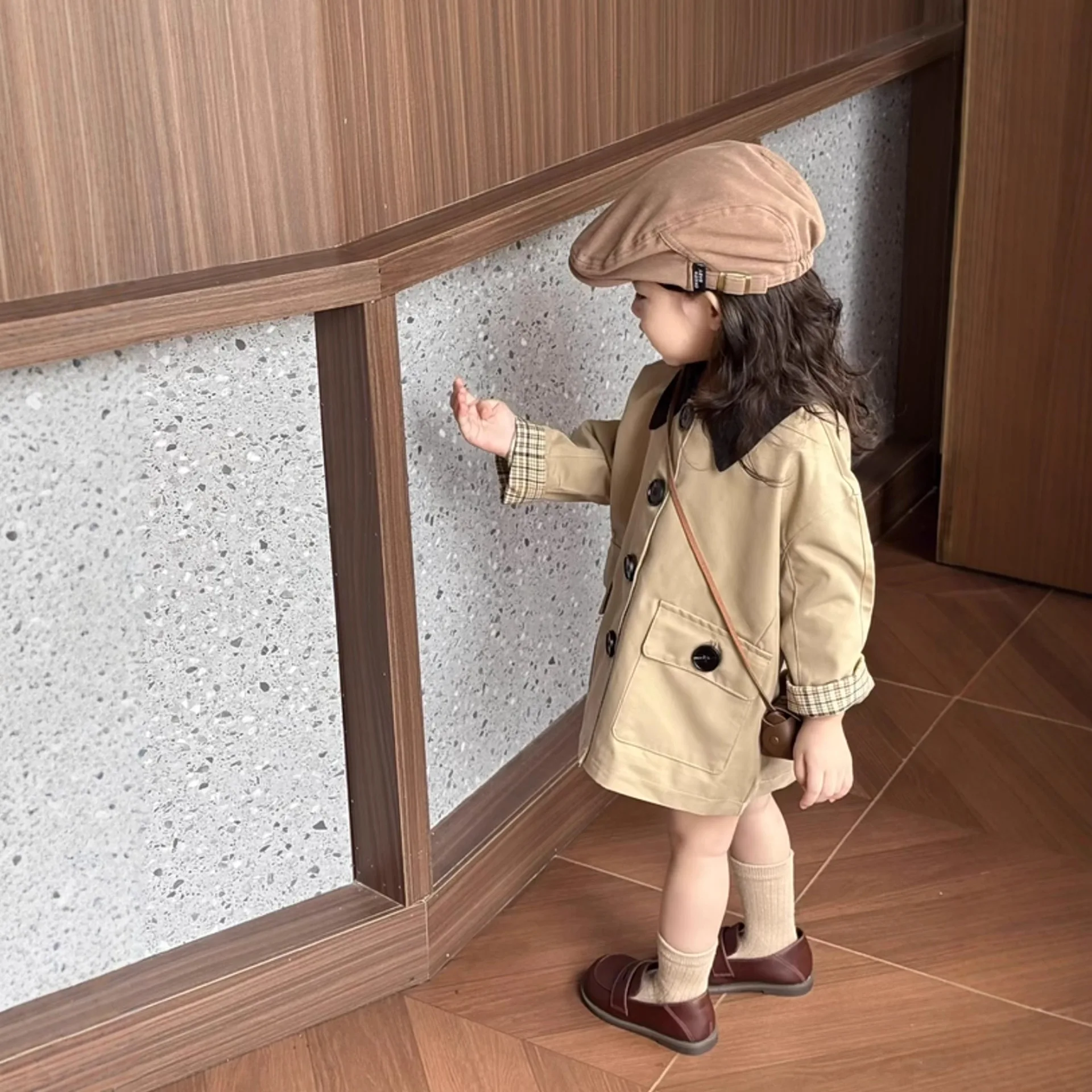 Abbigliamento per bambini Cappotto per ragazza Autunno 25 Nuova neonata Stile retrò britannico Risvolto Trench medio e lungo Top per bambini