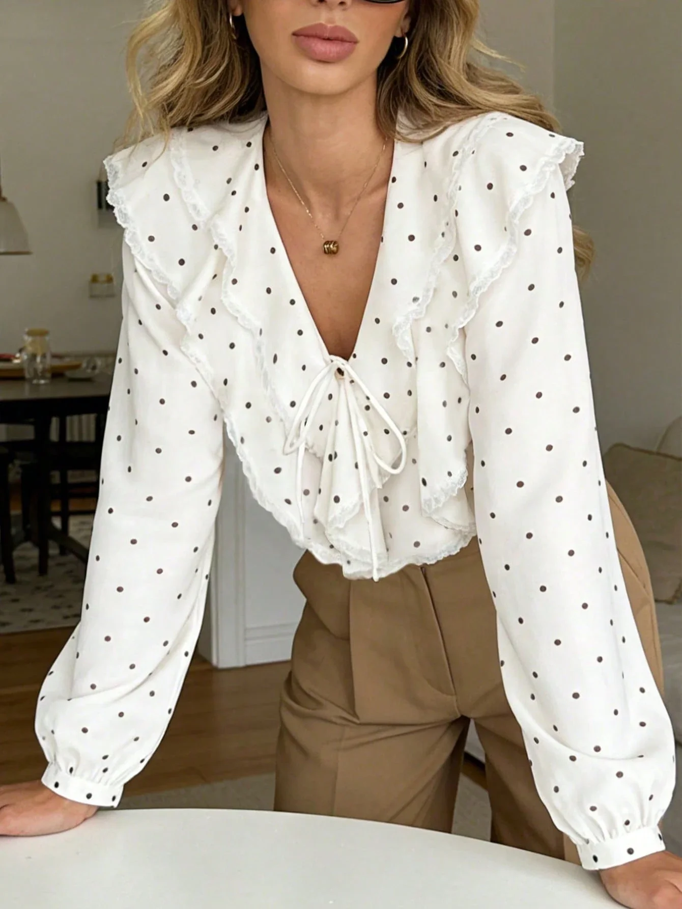 

Блузка в горошек с рюшами, кружевной отделкой и завязками на шее, длинный рукав