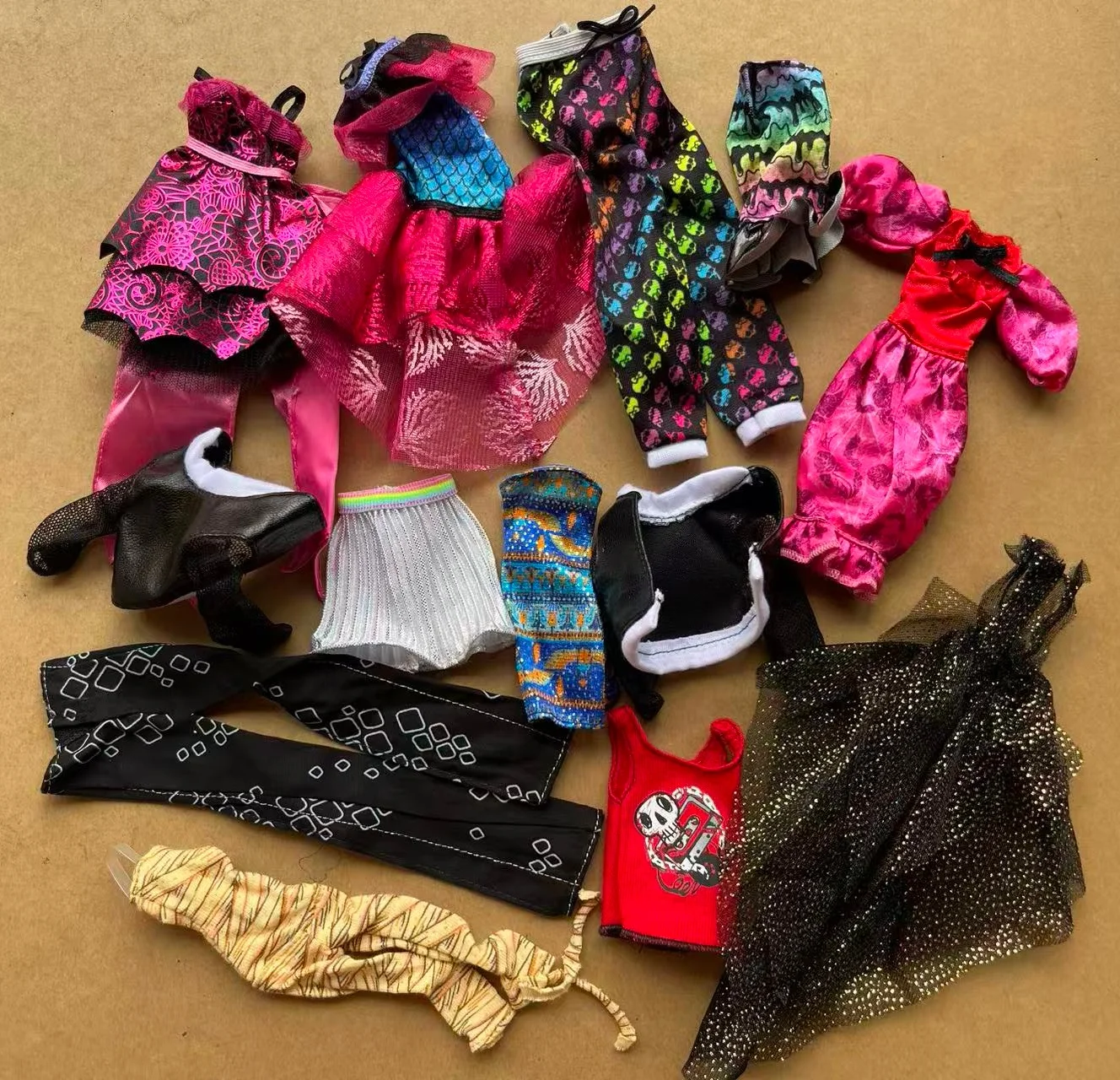 Roupas Coloridas para Bonecas: Vestido, Saia, Calça, Jaqueta, Acessórios para Bonecas em Vermelho, Preto, Prata e Amarelo