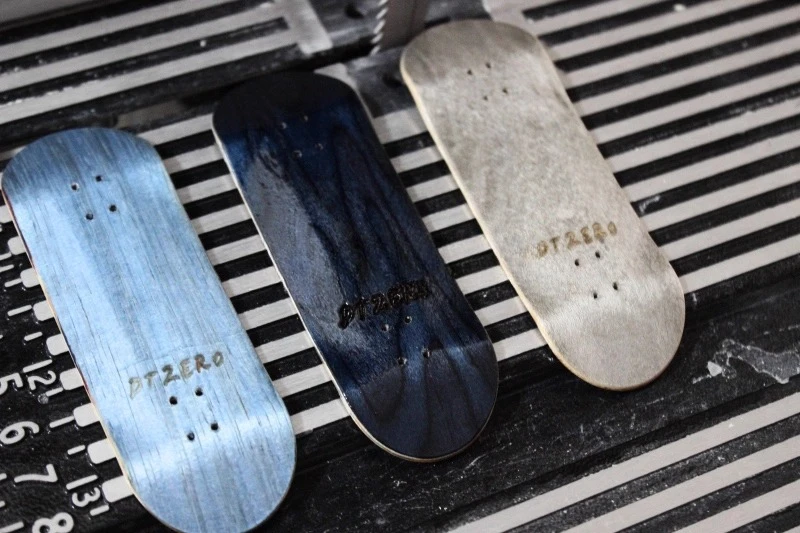 planche-professionnelle-prete-a-la-competition-pont-complet-en-bois-de-qualite-superieure-roulements-et-roues-lisses-pour-jouer-au-tournoi-mini-skateboard-figer