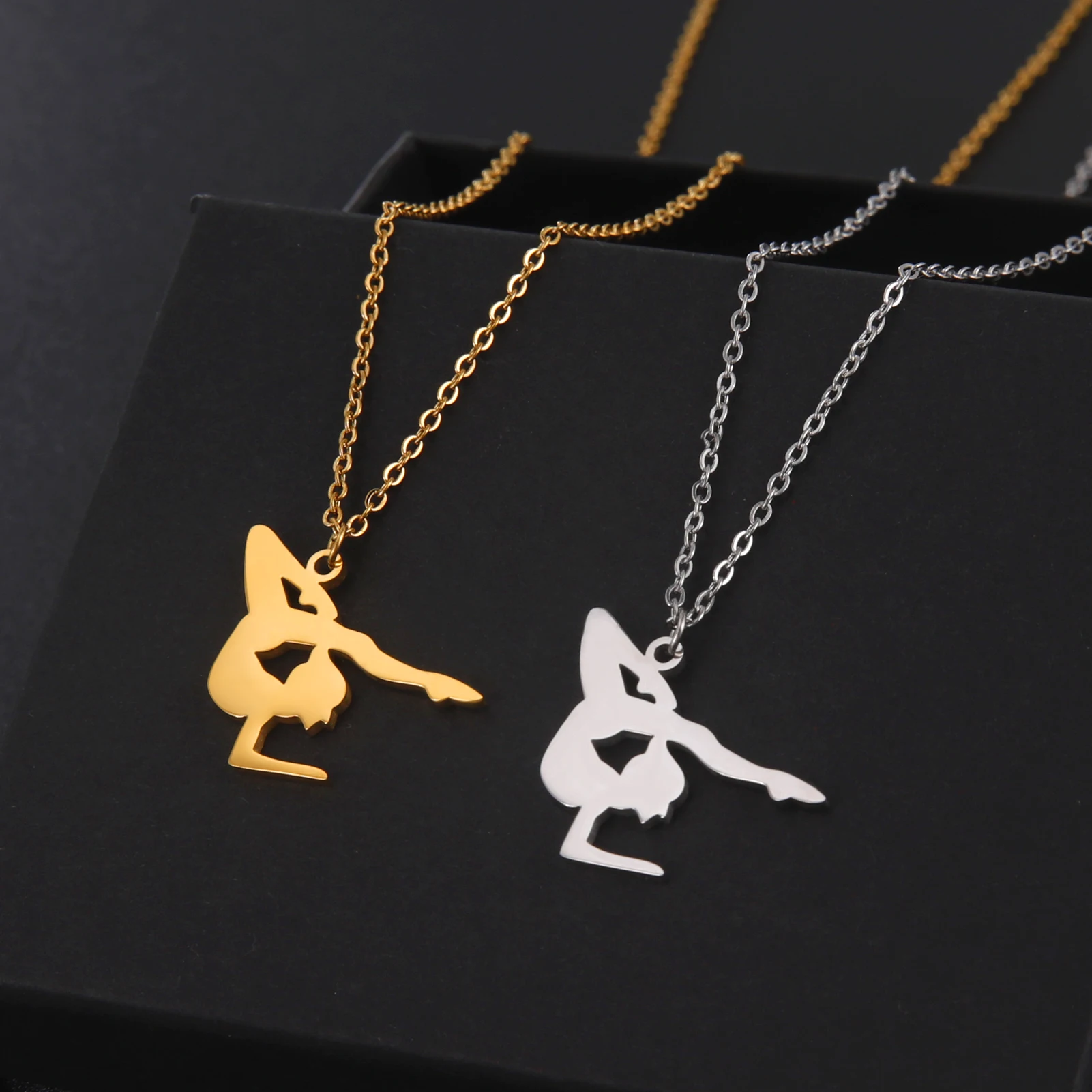 VASSAGO Ginnasta Collana Charm Regali di ginnastica per le ragazze Flipping Ginnastica Sport Cuore Collana in acciaio inox Gioielli ispirazionali Regali Donne Ginnaste Allenatori Sport Ballerina