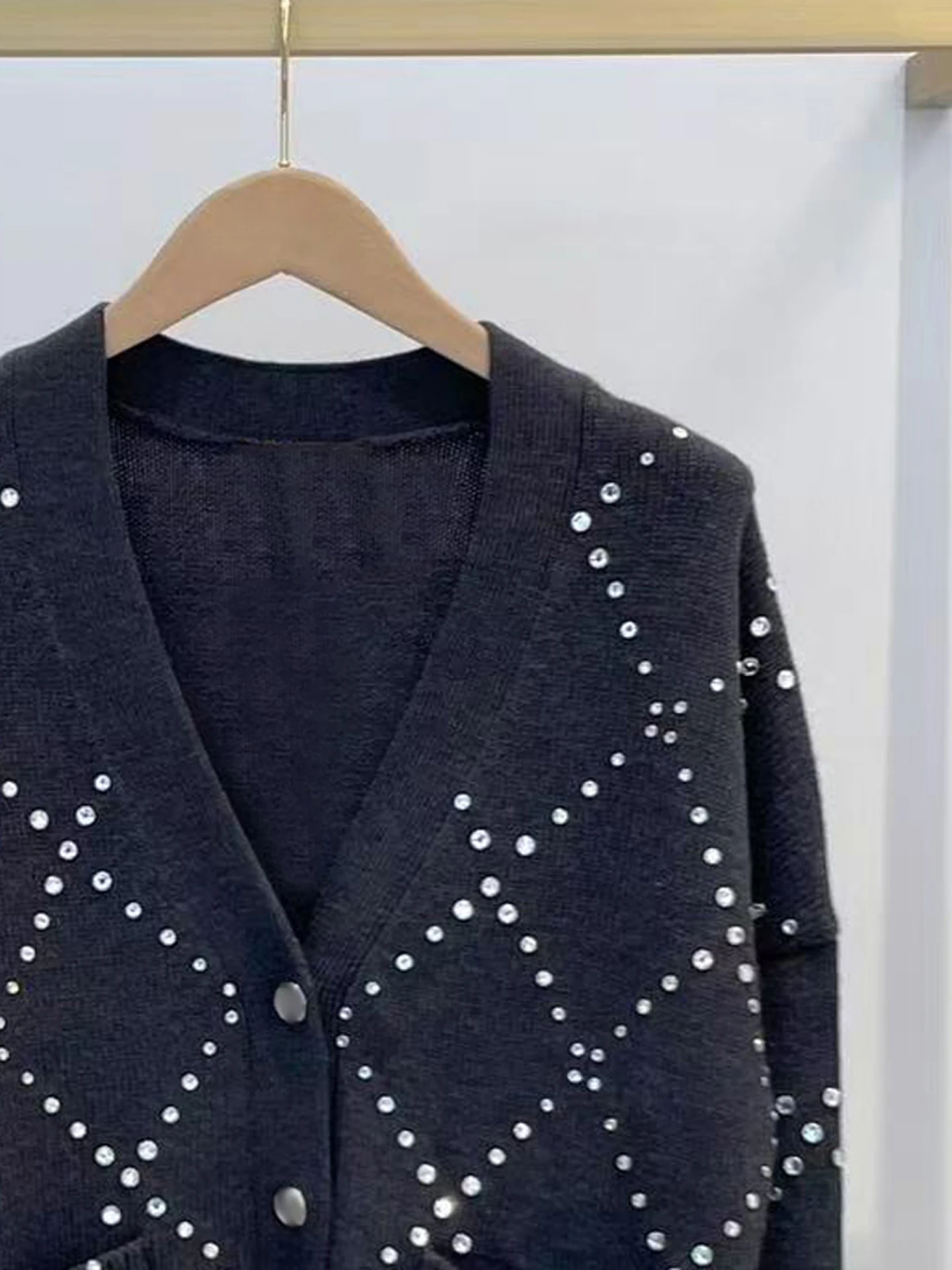 เสื้อคาร์ดิแกนถักไหมพรมสำหรับผู้หญิง แบรนด์ M Home Nan You รุ่น High End ประดับเพชรทรง V ดีไซน์ลำลอง สวมใส่สบาย เหมาะสำหรับฤดูใบไม้ร่วง ทรงปกติ