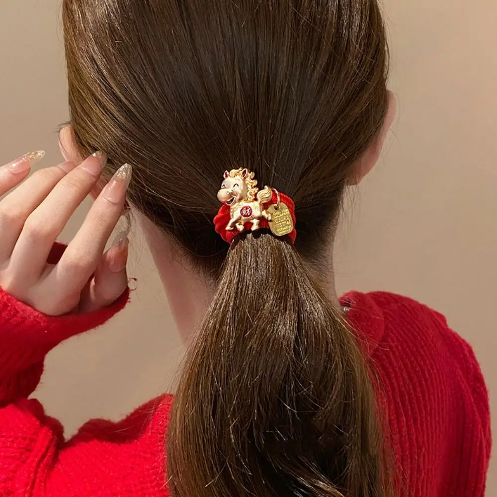 لطيف حبل أحمر السنة الجديدة الشعر الأحمر حبل سبيكة 2026 الحصان سنة الشعر الدائري النمط الصيني زودياك سنة الحصان العام شريط مطاطي الاطفال