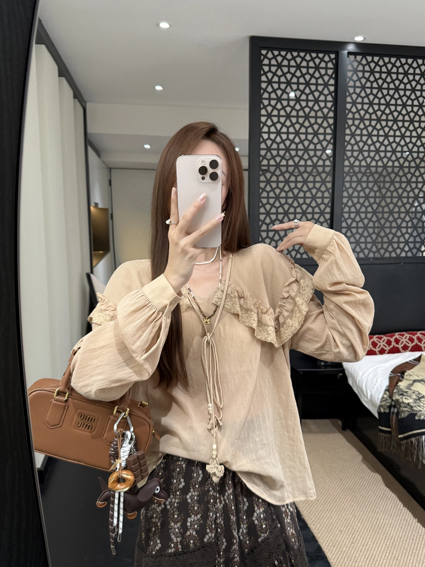 

Zhang ei Autumn 25 'Jasmine Perfume Jade' Loose Soft Women's Milk Tea Color Lace Large Collar Draped Small irt