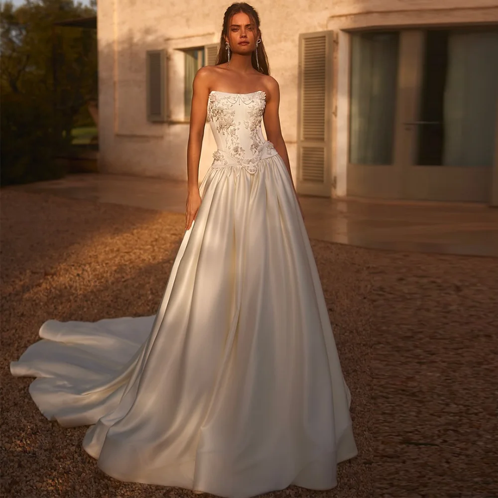 Charming Strapless Sleeveless Wedding Dress Handmade Flowers Beading Customized  Robe de mariée Dreamy Satin A-Line Bridal Gowns