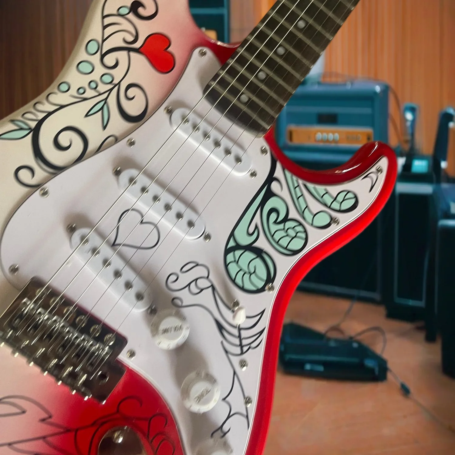 E-Gitarre mit Rosenmuster-Verzierung, Glänzender Rot-Weißer Farbverlauf, Massivholz-Korpus, SSS-Tonabnehmer, für Anfänger, Lieferung Inbegriffen