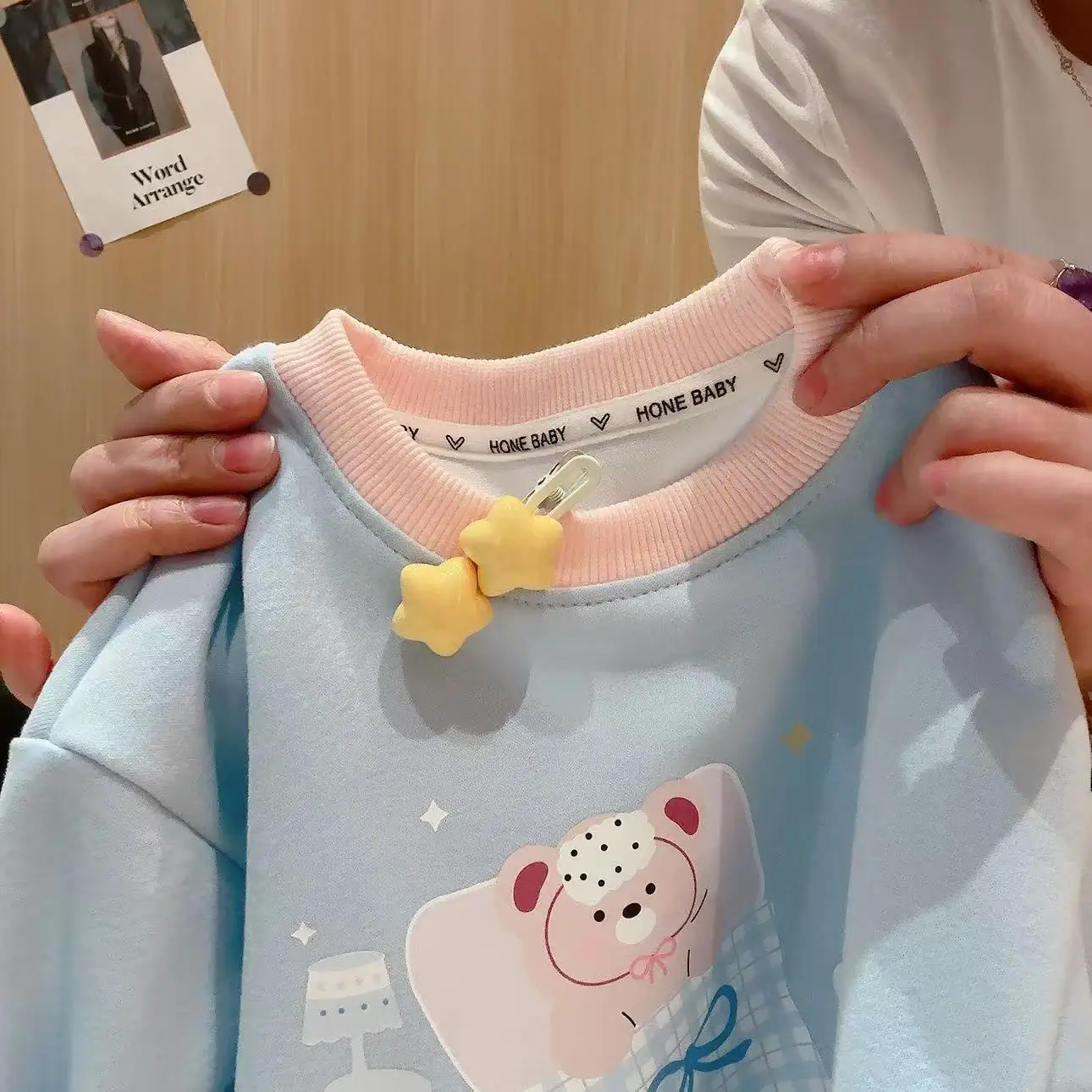 Baby-Mädchen-Sweatshirt mit Rundhalsausschnitt + Hosen mit Rüschenbündchen und Karomuster, 2-teiliges Outfit, Herbst 2026, süßer Cartoon-Print-Trainingsanzug, süße Freizeitkleidung für Kinder – Detail 5