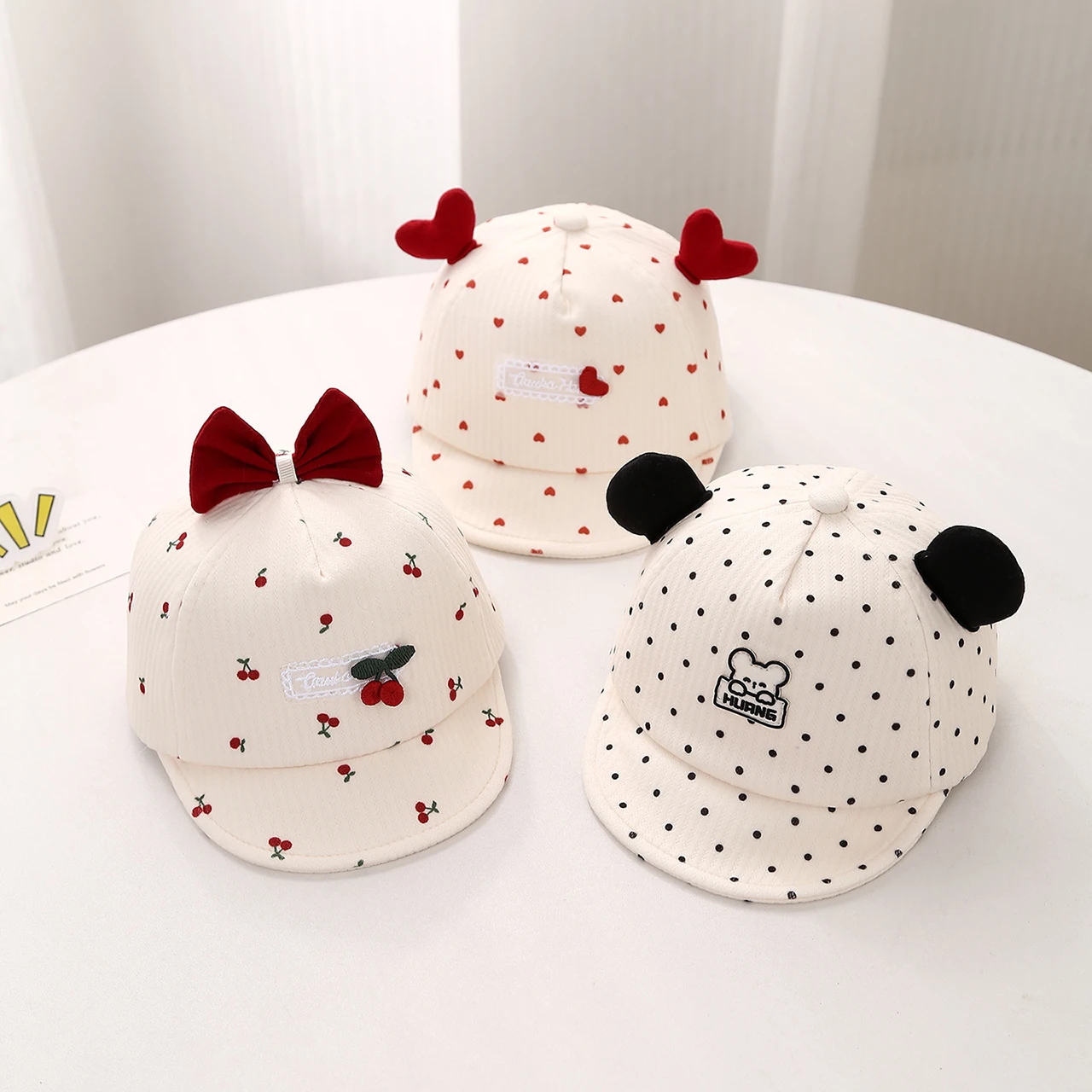 Red Love Baby Protezione per le orecchie Cap Principessa Ragazza Lace Up Copricapo Cofano Dolce Fiocco Berretto per bambini Autunno Cappello fetale neonato 5-18 mesi