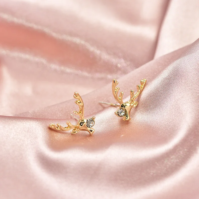 The classic foot head stud earrings are niche and luxurious