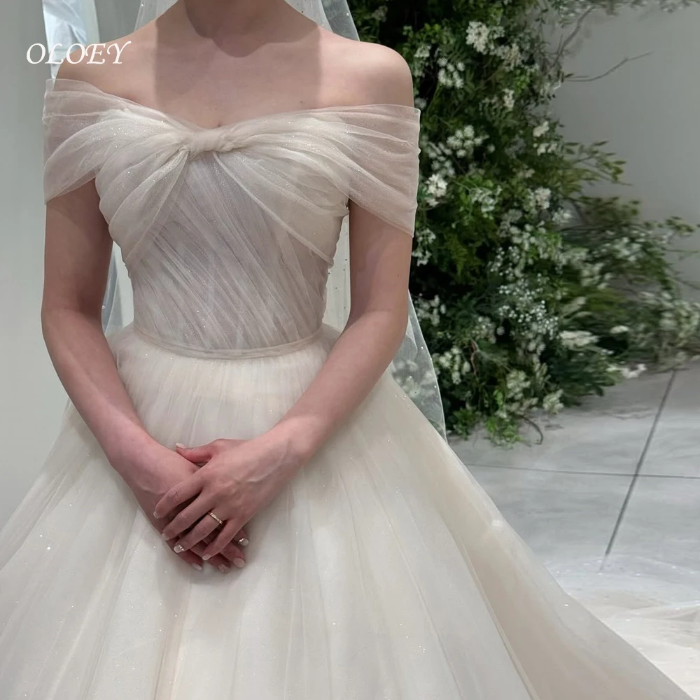 

OLOEY Classic Shiny Off Shoulder Korea Wedding Dress Photo Shoot Pleat Floor-Length Bride Gowns Customized 웨딩드레스