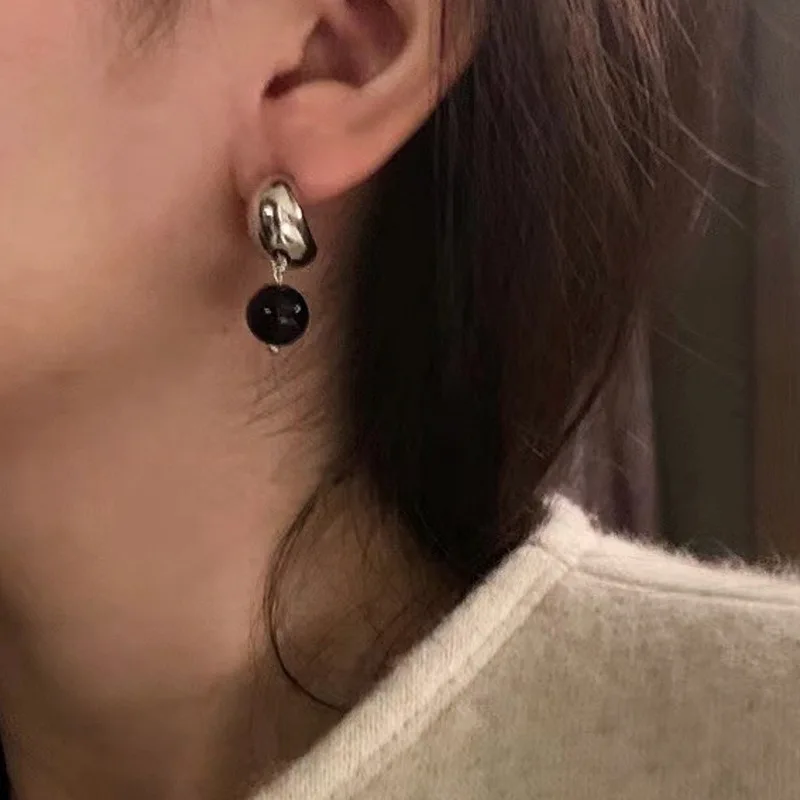 S25 فضة دعم كشف بالجملة العقيق الأسود الكرة أقراط المؤنث موضة شخصية C-شكل نصف دائرة