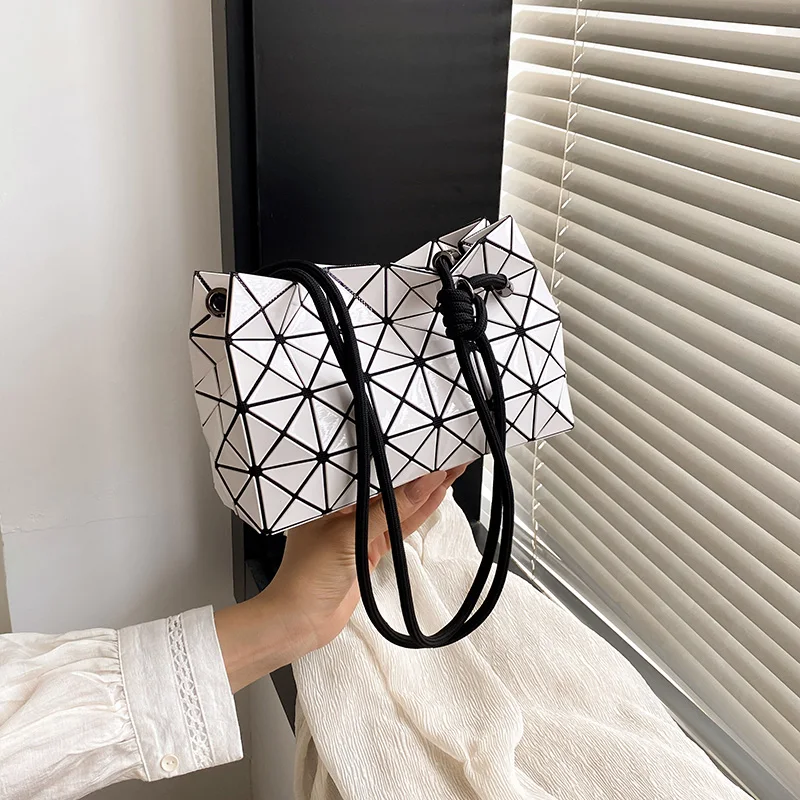 حقيبة يد عصرية بشعار حروف للنساء الأنيقات مع تصميم عتيق عالي الجودة وسعة كبيرة