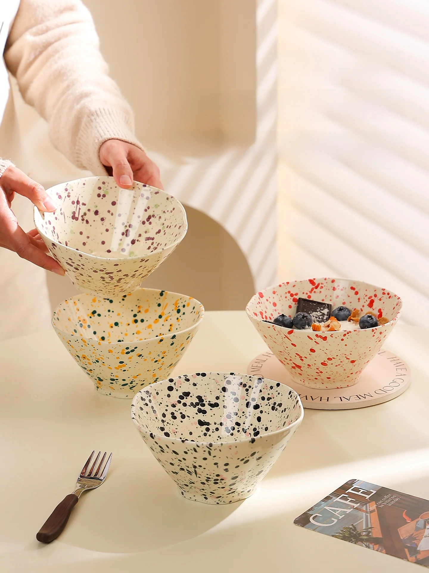 

Керамическая чаша на высокой ножке с высокой эстетической ценностью, круглая, с подглазурной росписью, для риса и фруктов, в простом стиле, для коммерческого использования