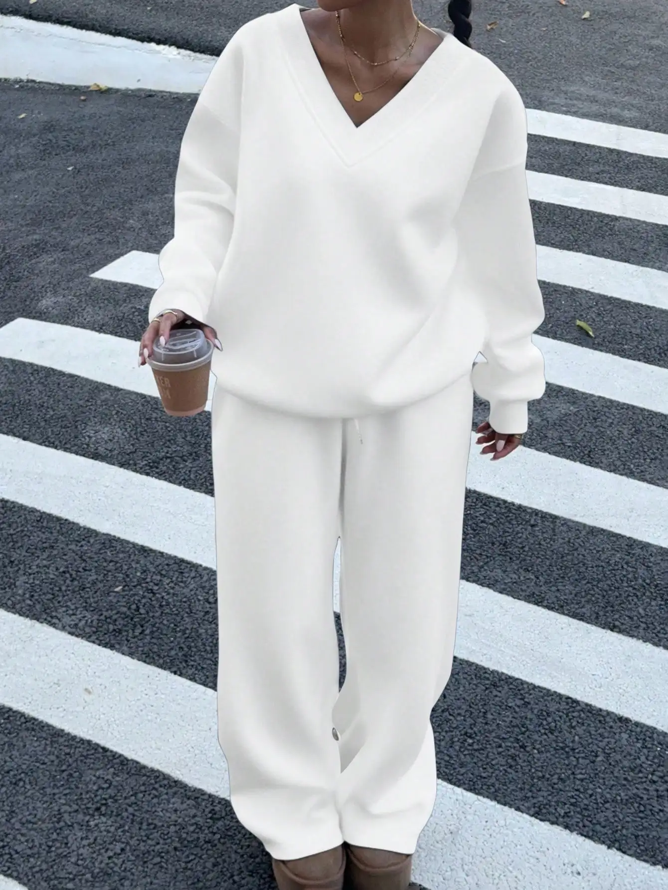 

Комплект Muchica: свитшот с V-образным вырезом и широкие брюки для повседневной носки осенью и зимой