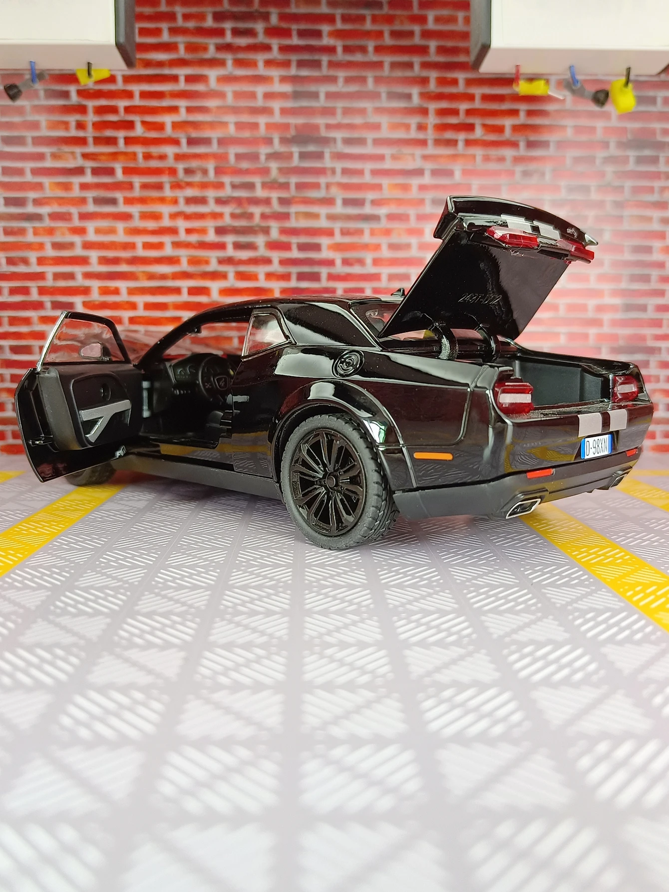 1:22 SRT 合金車モデル音響光学プルバックおもちゃの車、豊富な詳細、細かい仕上がり、友人へのギフトとして贈ることができます。