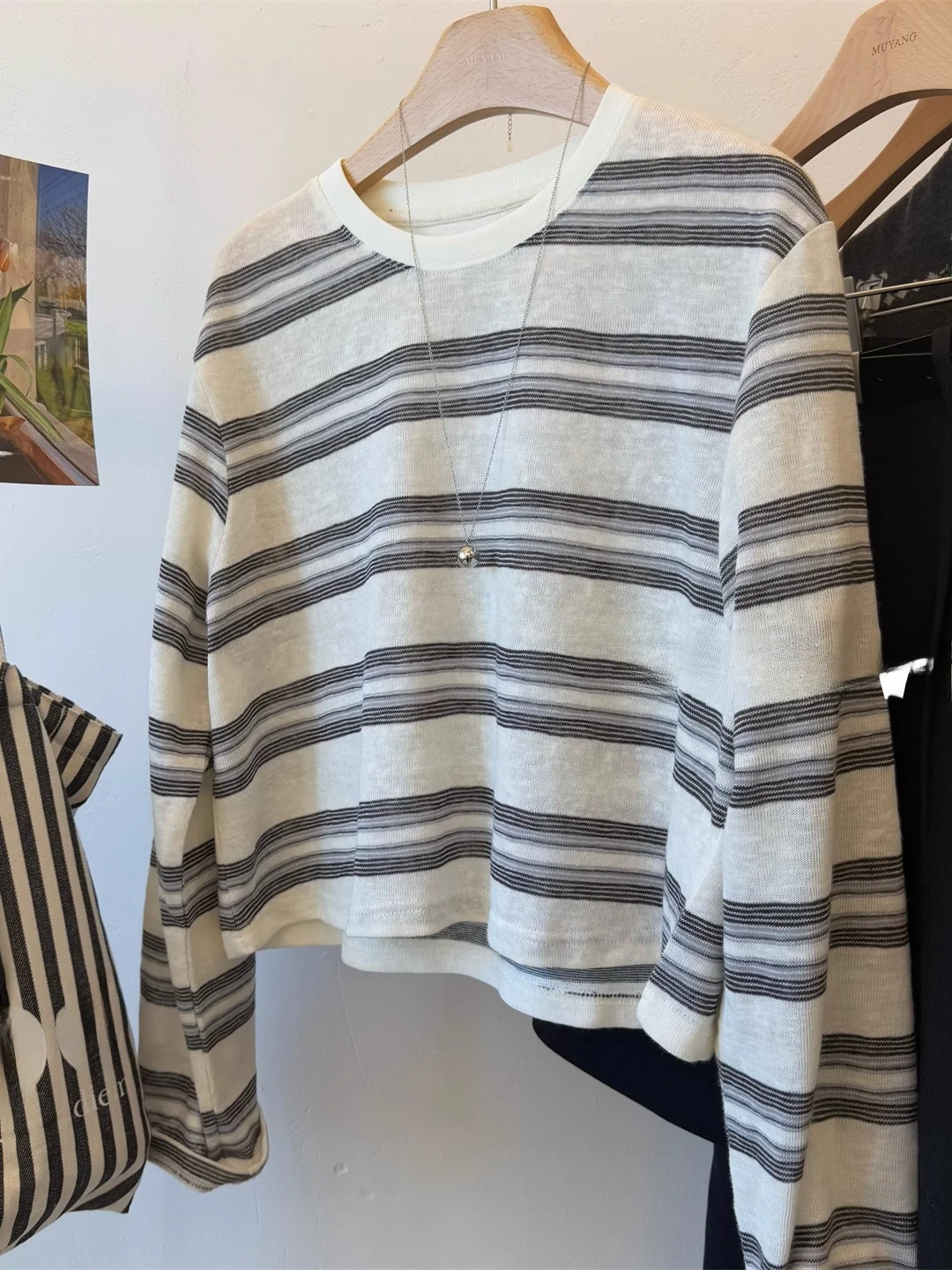 

Свободная длинная трикотажная футболка в полоску для женщин, универсальный топ в корейском стиле для повседневной носки, осенняя коллекция, женская мода