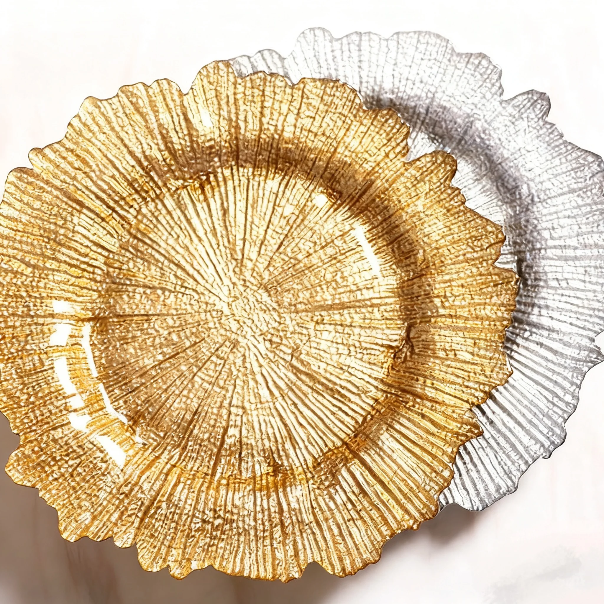 

13 Inch Flower Plastic Gold Reef Round Black Charger Plates Bulk for Dinner Plate Wedding Food Safe