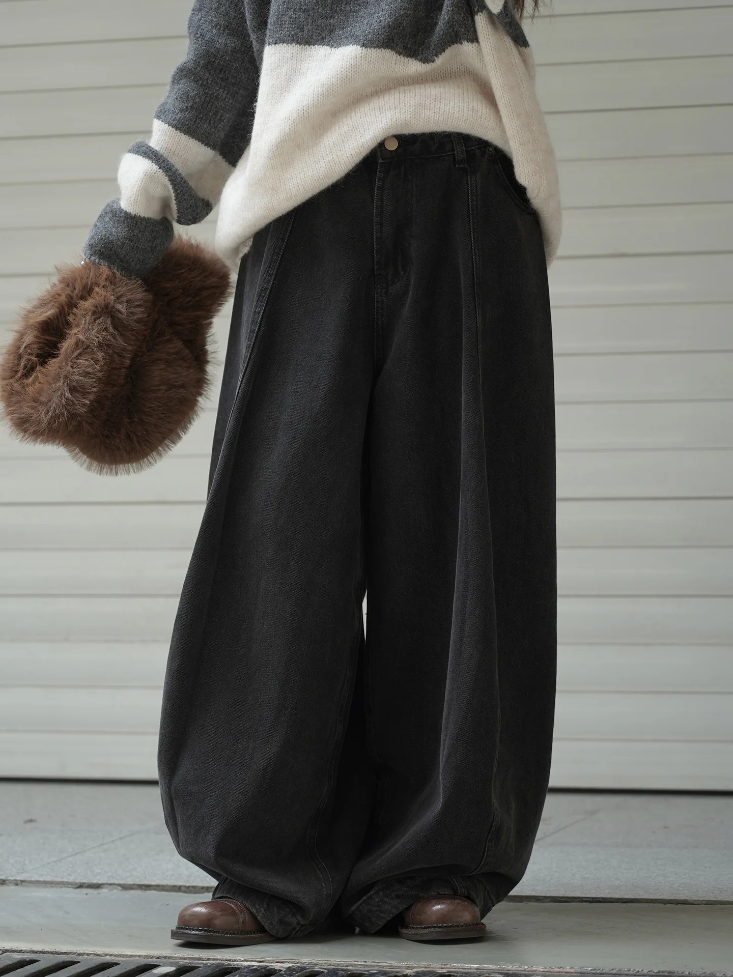 Retro and trendy curved split balloon jeans, loose and fashionable casual pants for women
