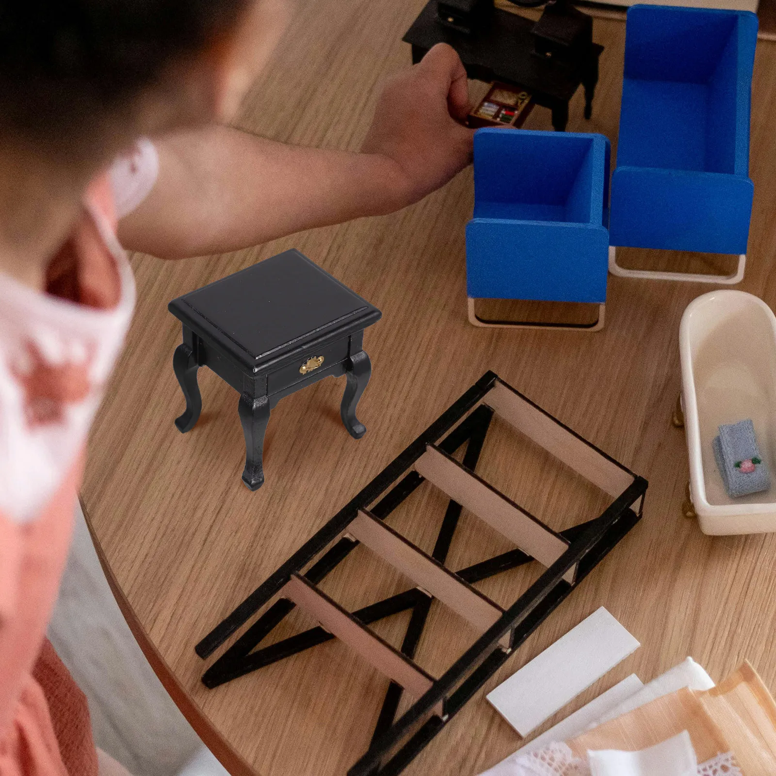 طاولة مصغرة بمقياس 1:12 منضدة خشبية مع درج على الطراز الريفي الفرنسي لغرفة النوم وغرفة المعيشة وديكور بيت الدمى #2