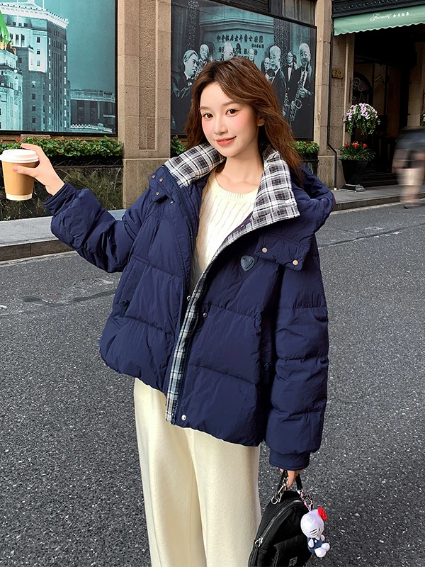 เสื้อโค้ทขนเป็ดผู้หญิงแบบมีฮู้ด สีลายสก็อต อุ่นสบาย ทรงหลวม สไตล์ลำลอง ผลิตจากเส้นใยโพลีเอสเตอร์ พร้อมซิป