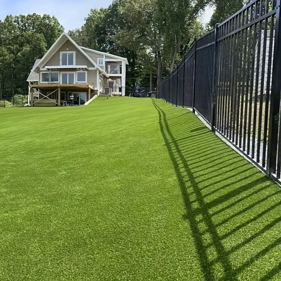 人工緑の芝生のカーペット、屋外のプラスチック、偽の草、バルコニー、サッカーフィールド、幼稚園の練習用