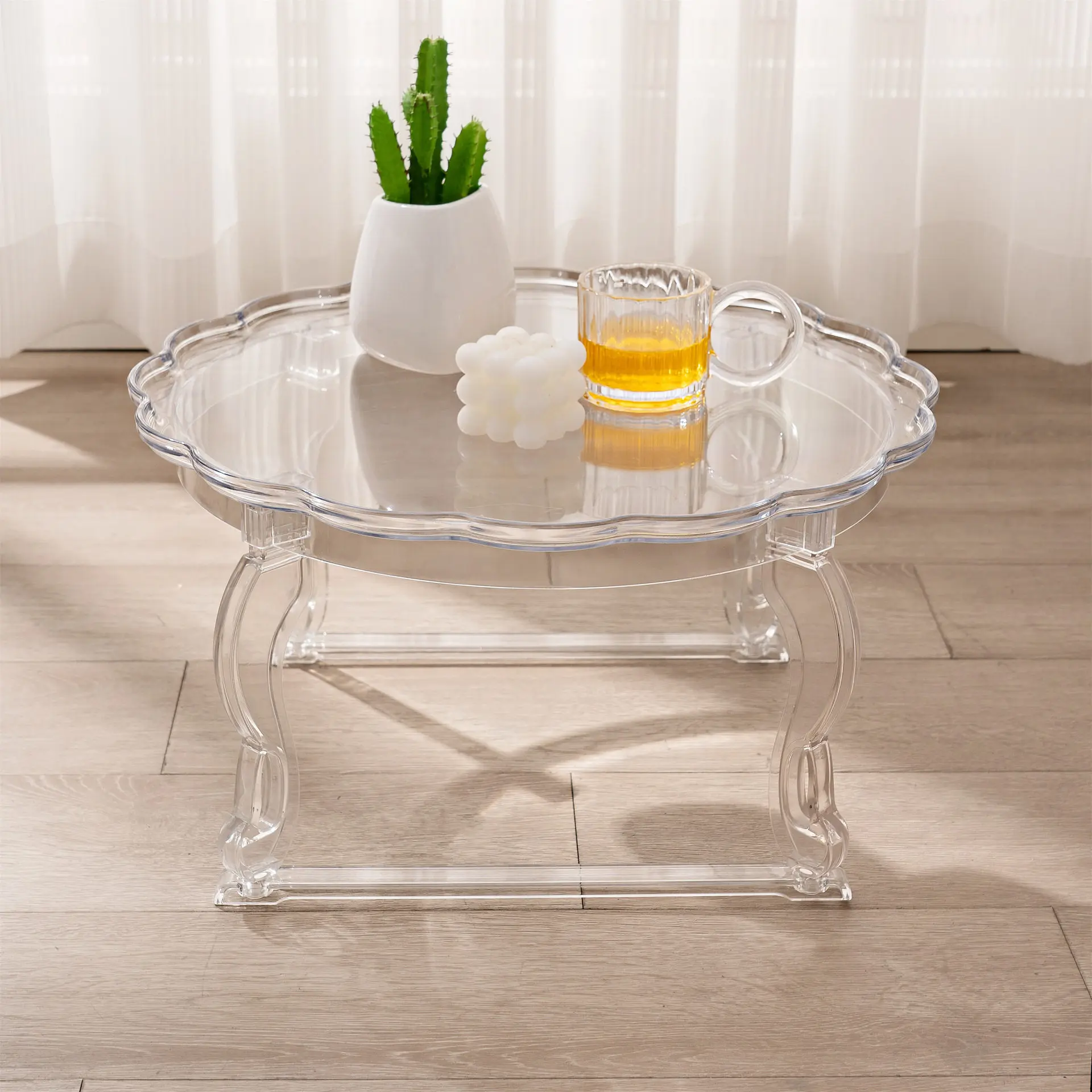 Prosty, przezroczysty akrylowy mały stolik kawowy, modny stolik boczny do salonu w małym mieszkaniu, popularny w Internecie, w stylu skandynawskim, przy sofie.