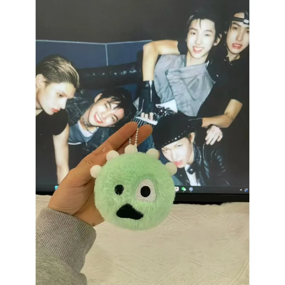 قلادة كرة كورتيسبال القطيفة مع نفس كائن قطيفة وقبيح ولطيف حولها، سلسلة معلقة، هدية حقيبة المروحة، مارتن كونو جوشون