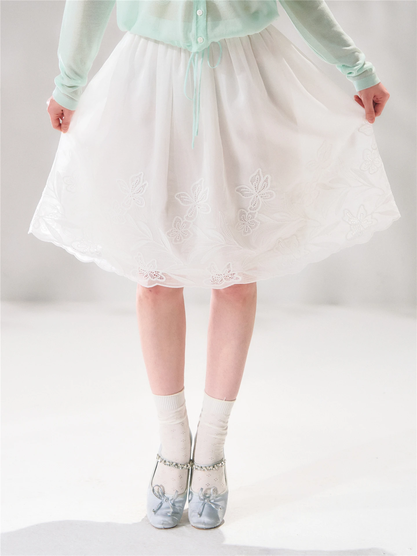 AsGony White Lace Hollow Embroidery Anti-Aging Half Skirt High Waist Moonlight A-Line Umbrella Skirt Breathable Skin-Friendly