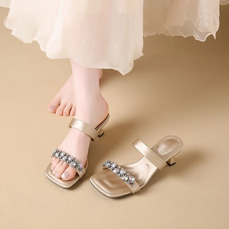 

Тапочки на высоком каблуке с квадратным носком, женские роскошные туфли с кристаллами, сексуальные босоножки на каблуке, трендовые новые летние вечерние женские туфли-лодочки 2024, сандалии