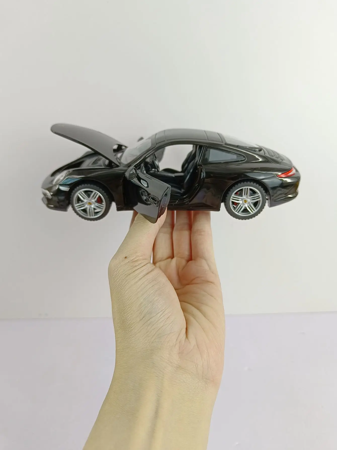 Modelo de carro esportivo Porsche 911 Carrera em liga metálica, escala 1:24, com portas e capô que abrem, ornamento estático, presente.