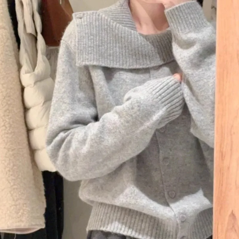 女性のニットセーター Jaet 非対称デザイン ロングスリーブ インナーウェア レイヤリング スレ ファッショナブルな秋冬アウターウェア