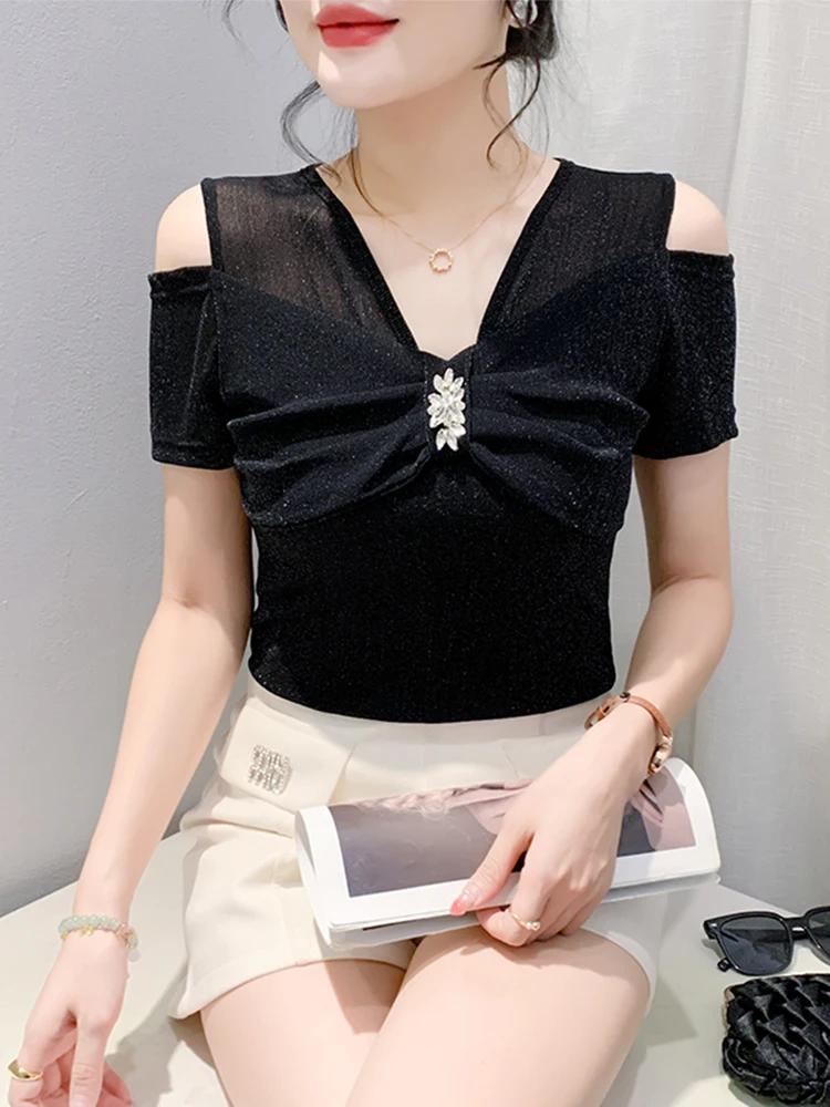 Seksowny top z dekoltem w serek, odkryte ramiona, letni, modny, odmładzający, wiązany, modny top.