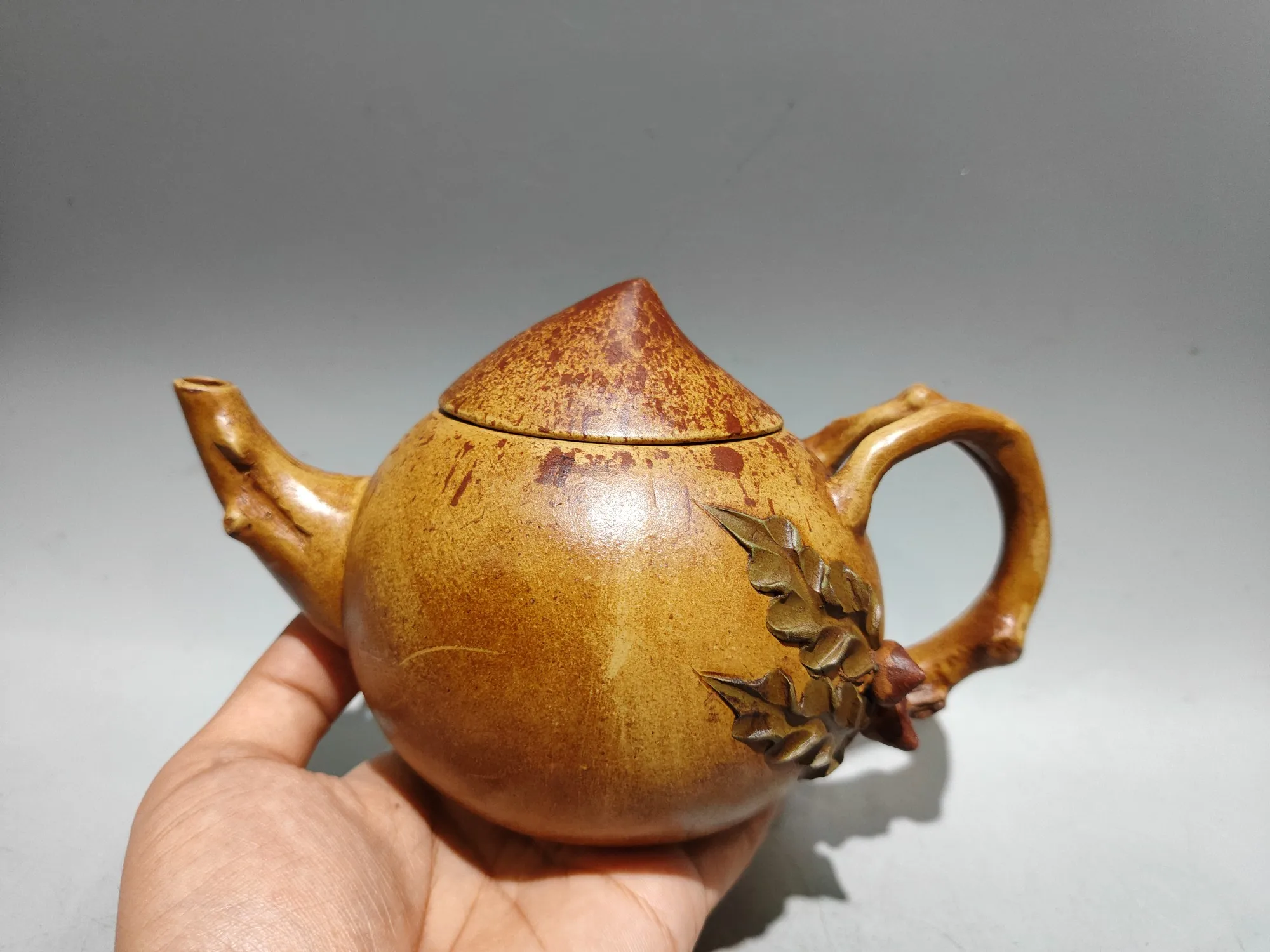 

Antique collection Item Name: Longevity Peach Teapot Base Mark: Jiang Rong