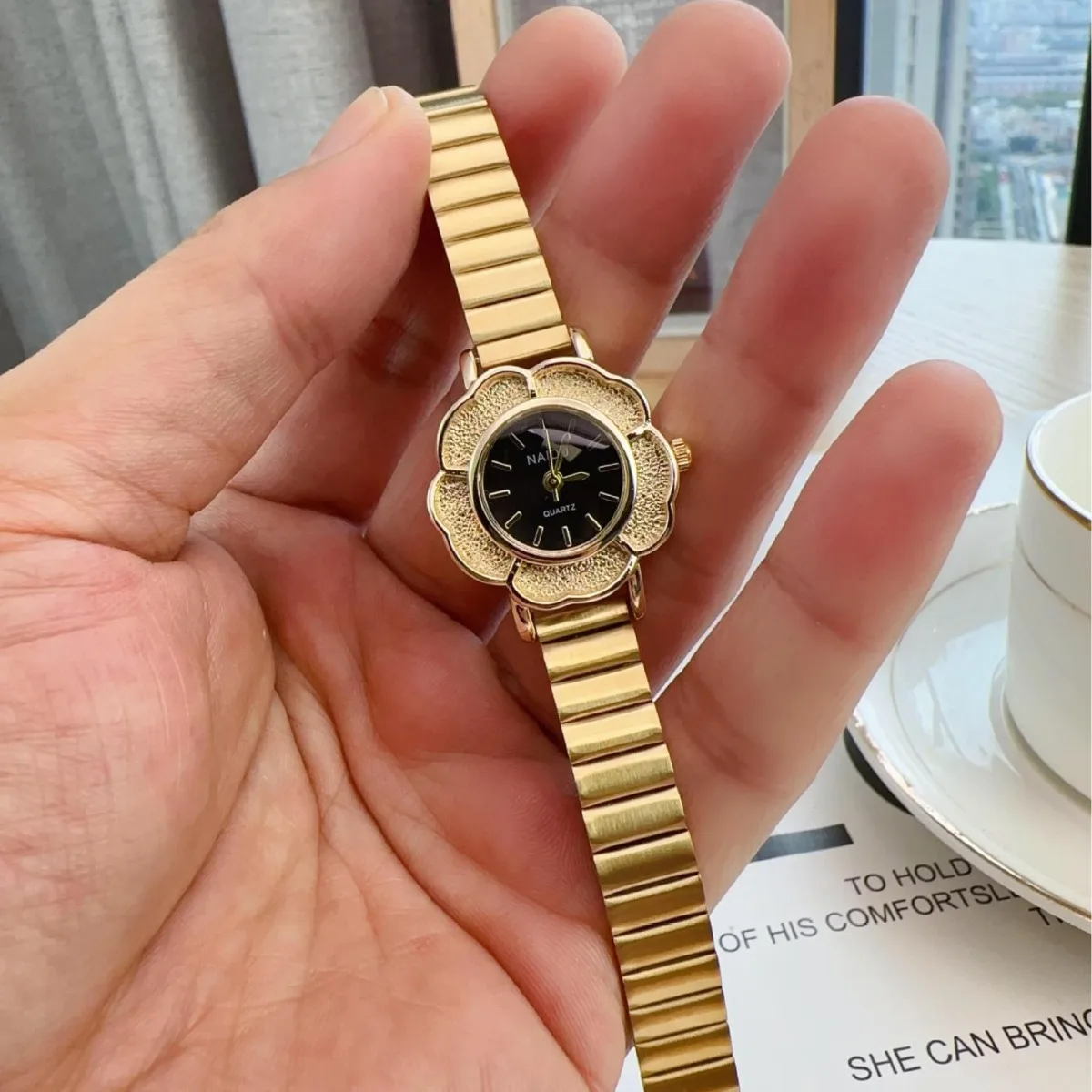 Новые ретро женские золотые часы для пожилых людей с инкрустацией бриллиантами, винтажные темпераментные часы с циферблатом камелии, нишевые женские модные кварцевые наручные часы