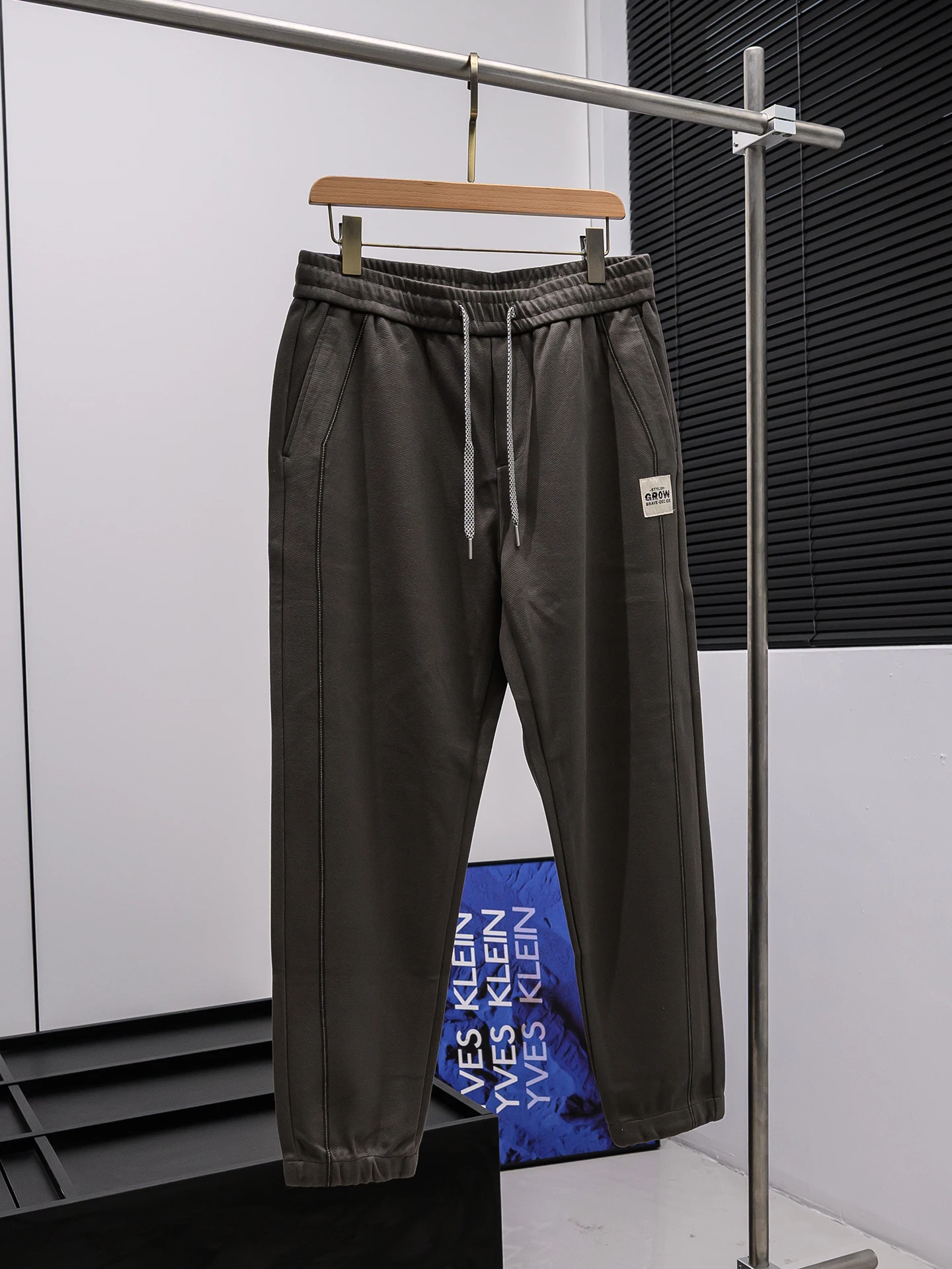 

Men's Soft Fleece Lined Elastic Waist Casual Pants Autumn Winter Sports Versatile Loose Fit Trousers Comfortable Sweatpants