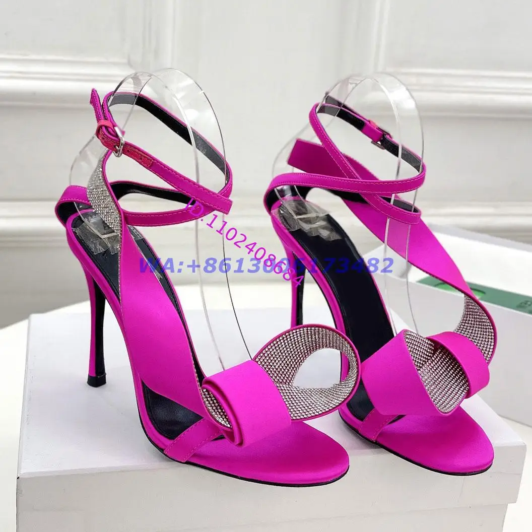 Sandales à talons hauts pour femmes, ornées de cristaux, avec nœud sculptural, en soie, à bout ouvert, avec bride arrière réglable, pour cocktails.