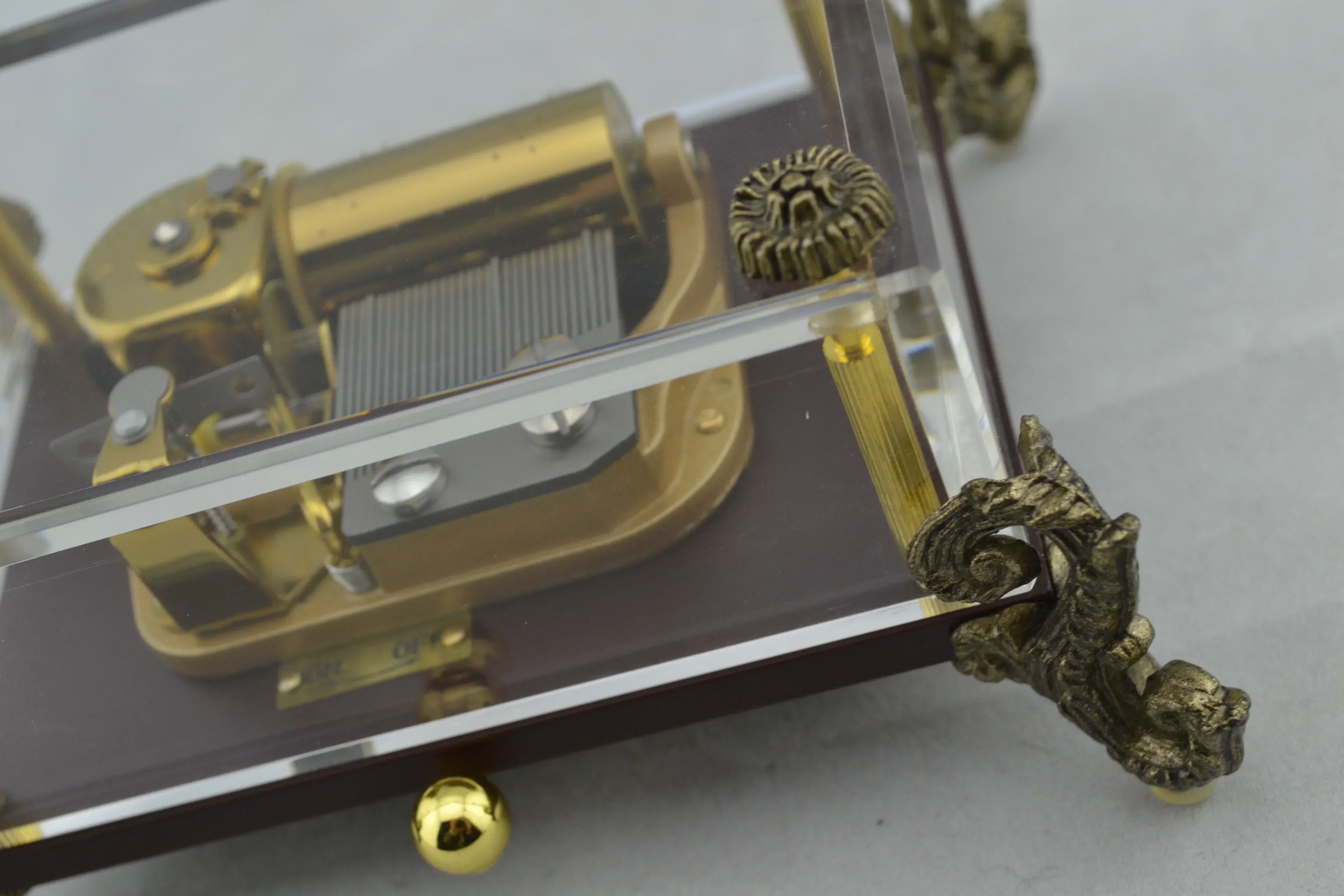 Yunsheng Classical Music Box In Crystal Adorned With Dragon Legs