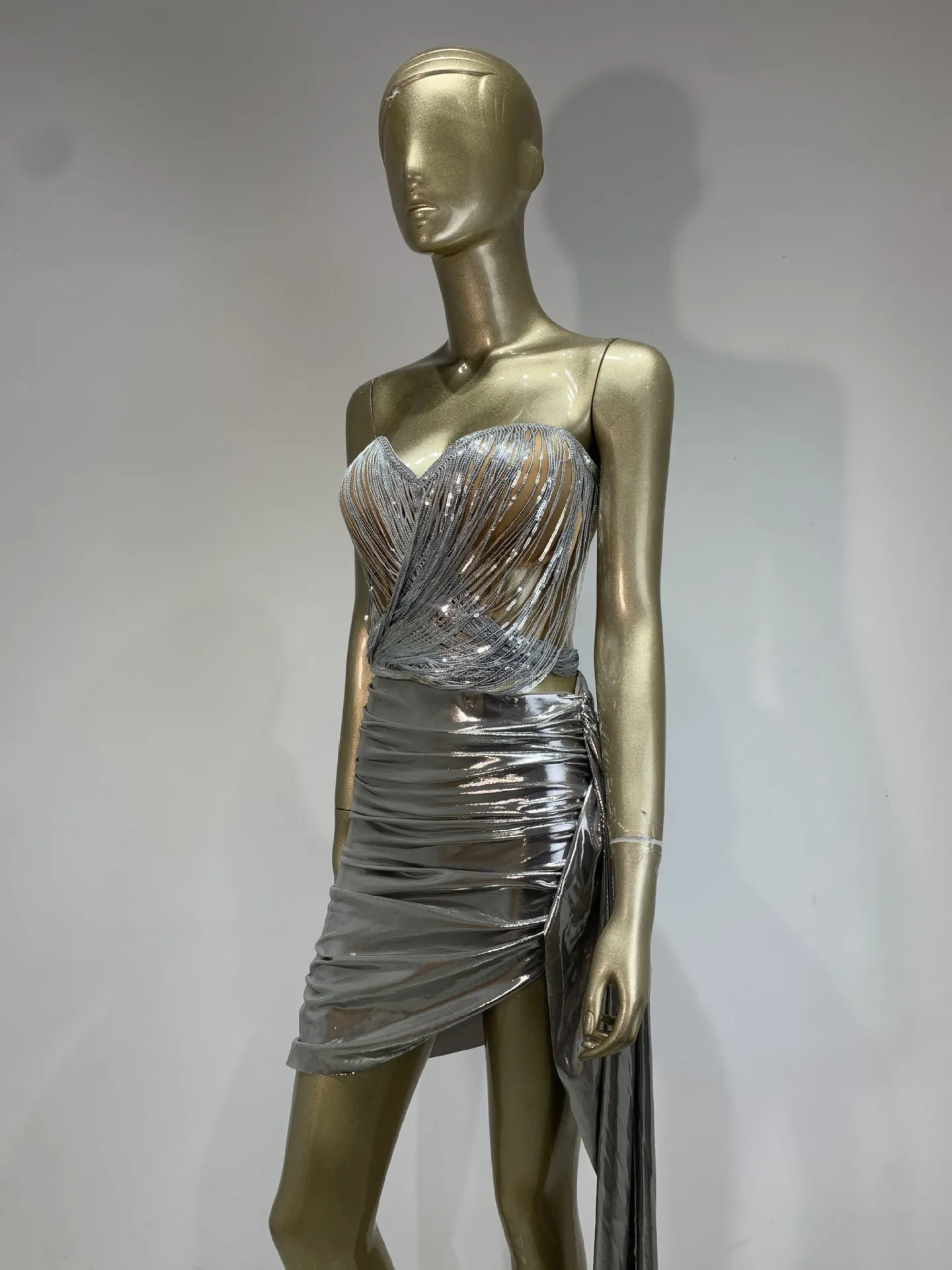 ผู้หญิงหรูหราชุดปาร์ตี้ Silver Strapless Bustier Top และกระโปรงมินิผลกําไรในรอบ 2 ชิ้นชุดชุดราตรีไนท์คลับเครื่องแต่งกาย