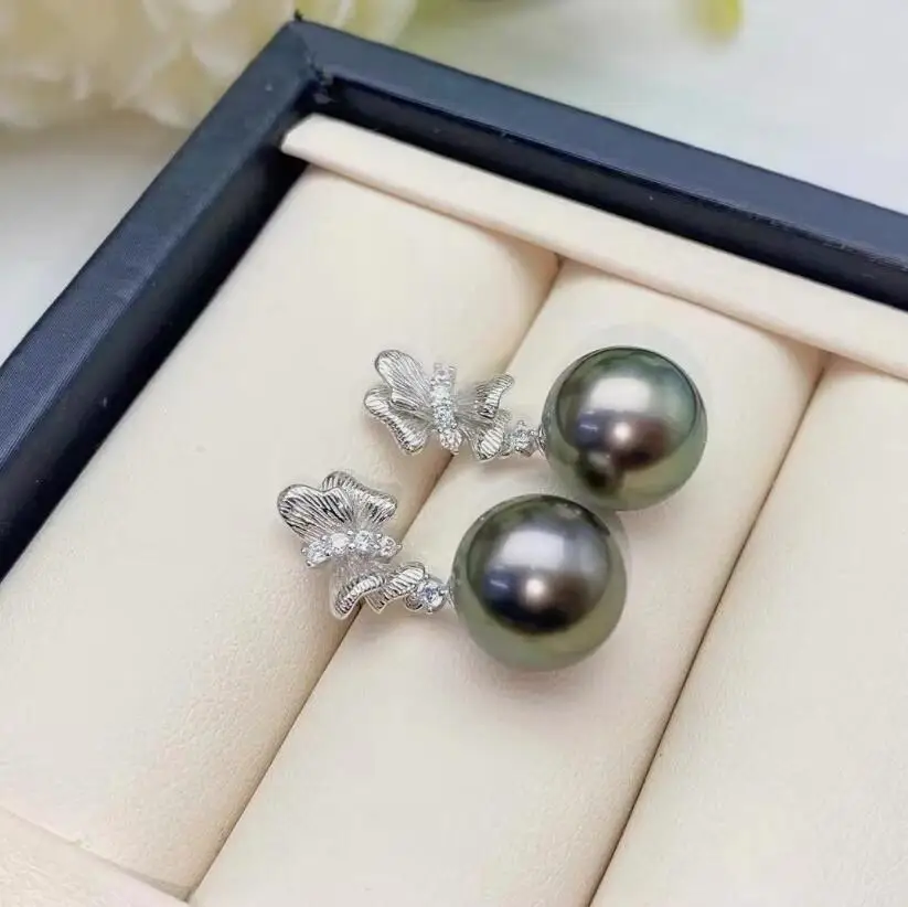 

Потрясающая пара таитянских круглых серег с черным зеленым жемчугом диаметром 10–11 мм и диаметром 9–10 мм.