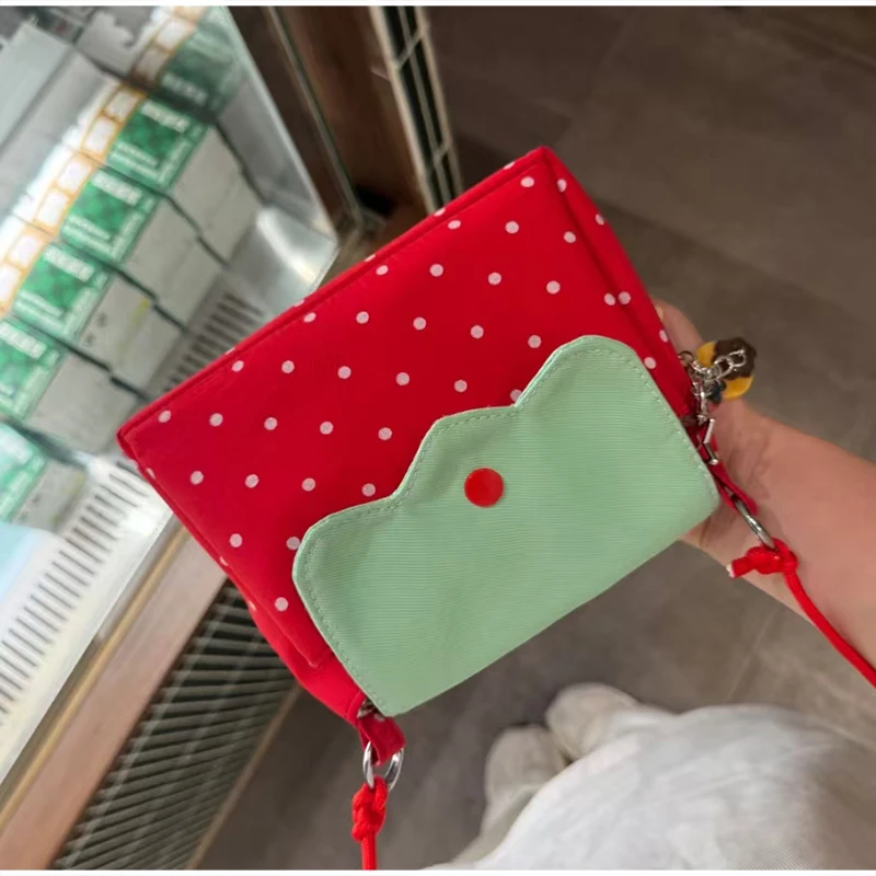 Erdbeerfarbene gepunktete Umhängetasche, leichte, vielseitige Umhängetasche für Pendlerinnen, niedliche Flip-Messenger-Tasche, Mädchen-Geldbörse – Detail 7