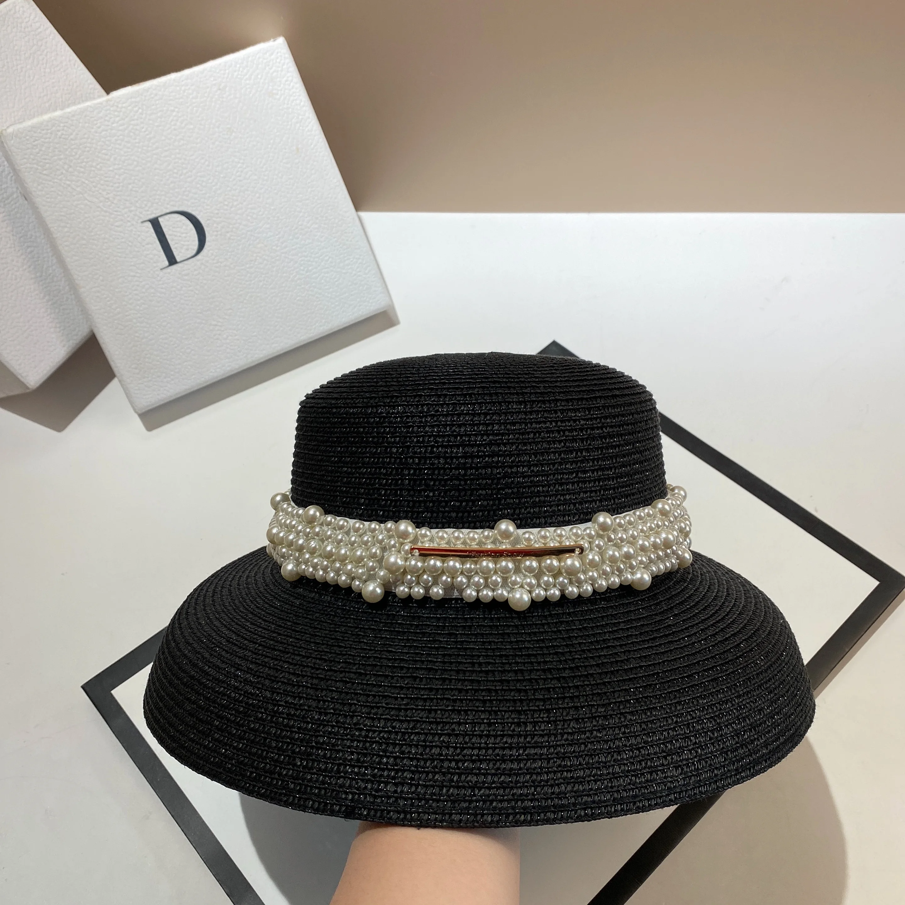 French Hepburn wind lampshade straw hat summer Xiaoxiang pearl light luxury sun hat fashion concave shape straw hat