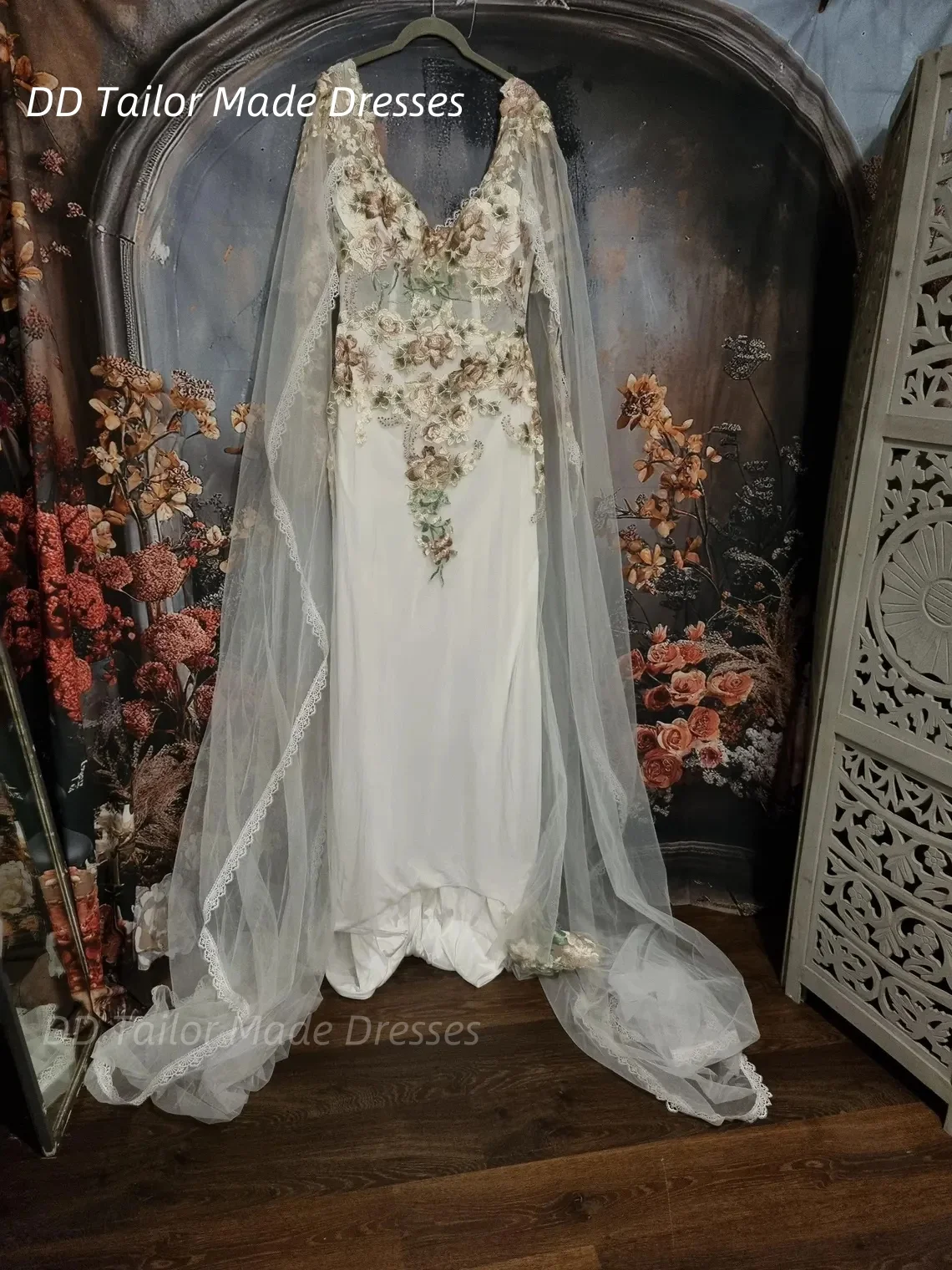 Feenhaftes Brautkleid mit floraler Spitze und Applikation, lange Cape-Ärmel, Boho-Brautkleid, maßgeschneidertes Forest Country Robe De Mariée
