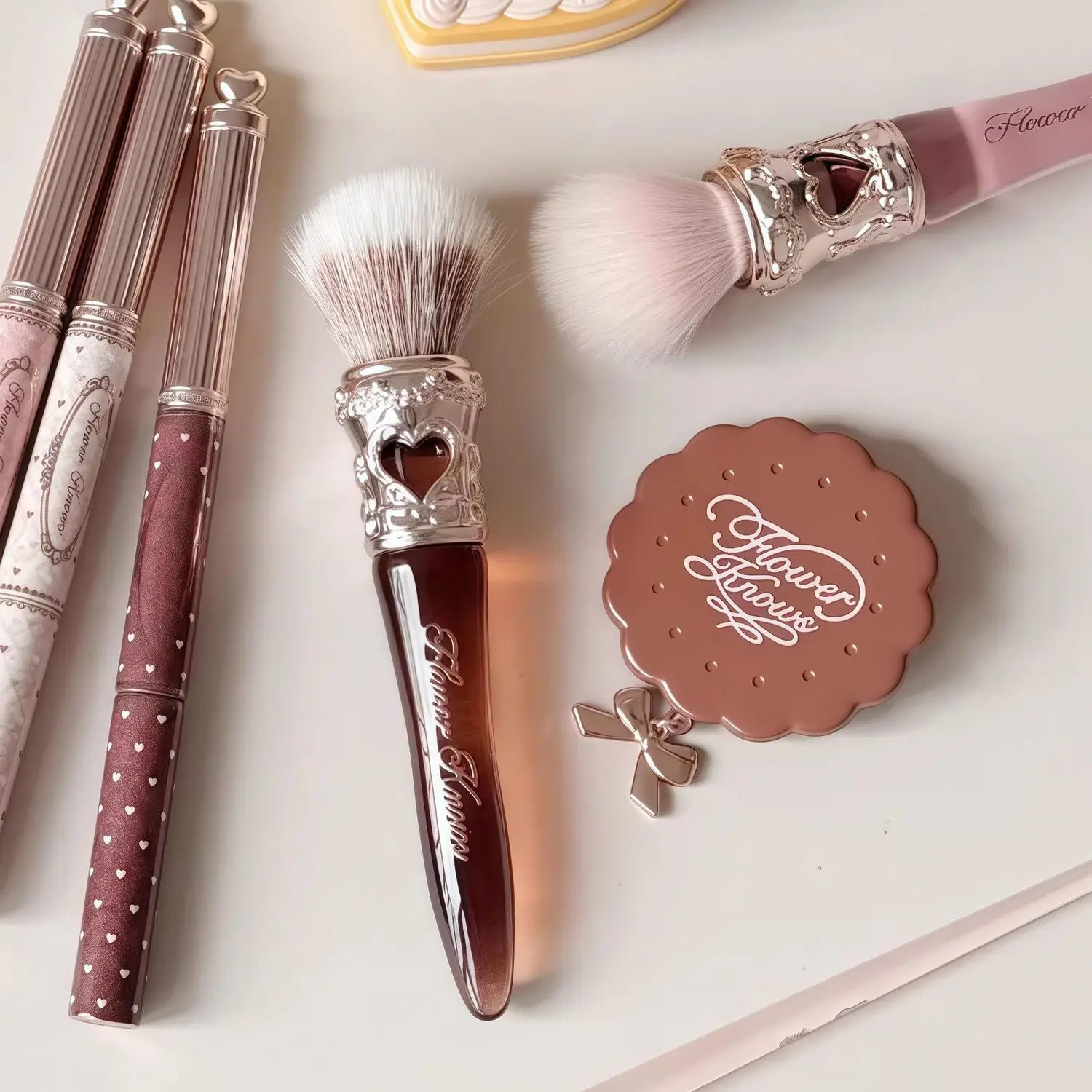 Flower Knowledge Sweetheart Bear Series Round-head Point Painting Brush to Take Powder Evenly and Blending Brush Natural Makeup