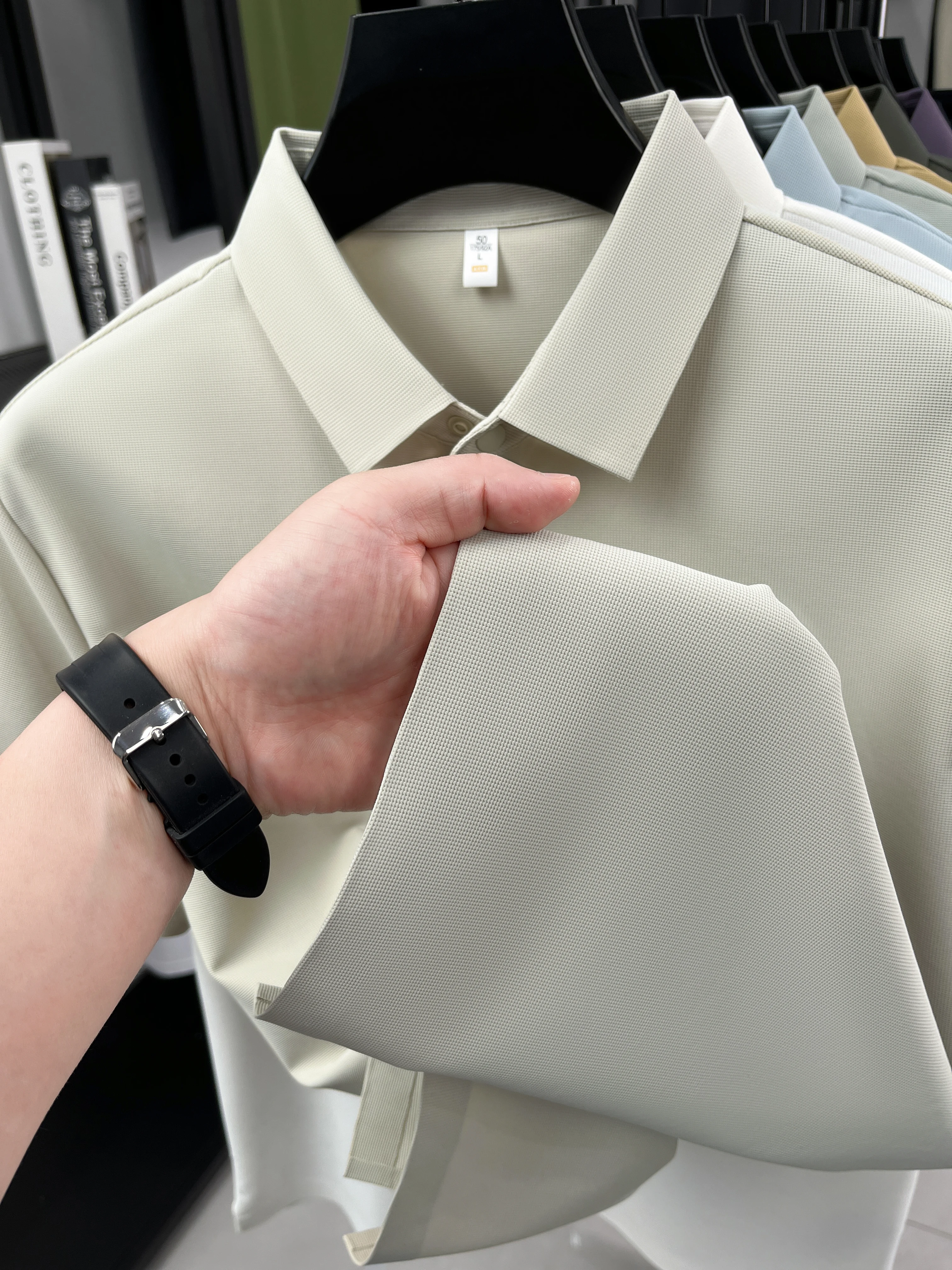 Hochwertiges Eisseide-Kurzarm-Poloshirt für Herren, klassisches einfarbiges, atmungsaktives Business-Casual-T-Shirt, neues Luxus-Oberteil für den Sommer. – Detail 35