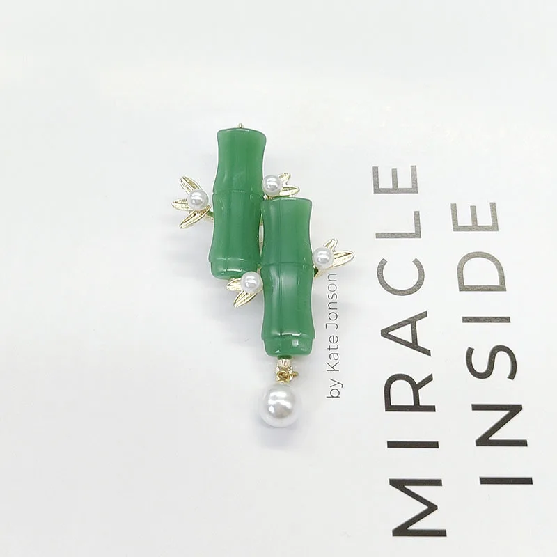 

A niche new type of Chinese bamboo-joint imitation jade tassel brooch, a versatile brooch, and a retro accessory