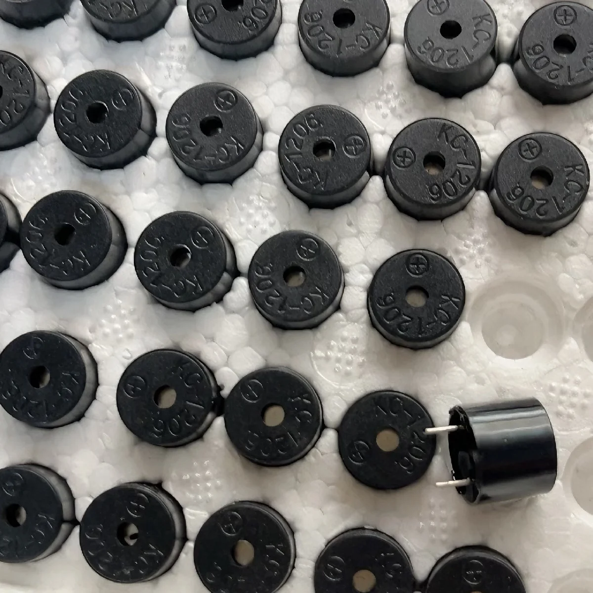 10 Stück KC1206 Passiver elektromagnetischer Summer 12*9,5mm 5V 42Ω 2048Hz Hochtemperaturbeständig 6,5mm Pin-Abstand 12095 – Detail 2