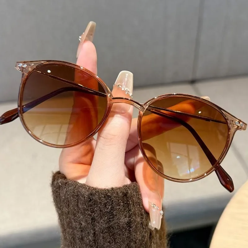 New Retro Small Oval Sunglasses Women Men Rivets Shades Fashion Eyewear Luxury Sun Glasses Leisure Travel Shopping Glasses